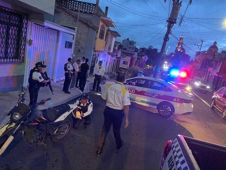 Chocan taxi y motocicleta en la colonia Centro de Orizaba