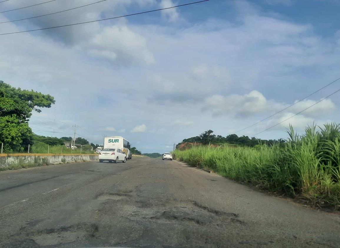 Un peligro carretera Coatzacoalcos-Villahermosa; kilómetro 18 en pésimo estado