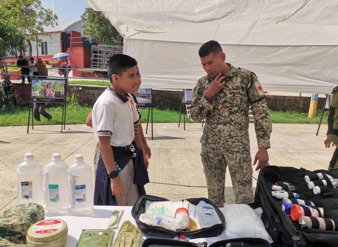 Ejército realiza exposición de armamento, vehículos y fotografías en Ixhuatlán del Sureste