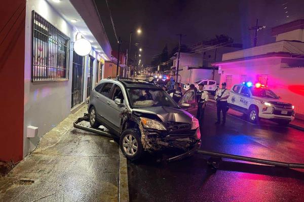 Camioneta se accidenta en centro de Orizaba y provoca daños de consideración