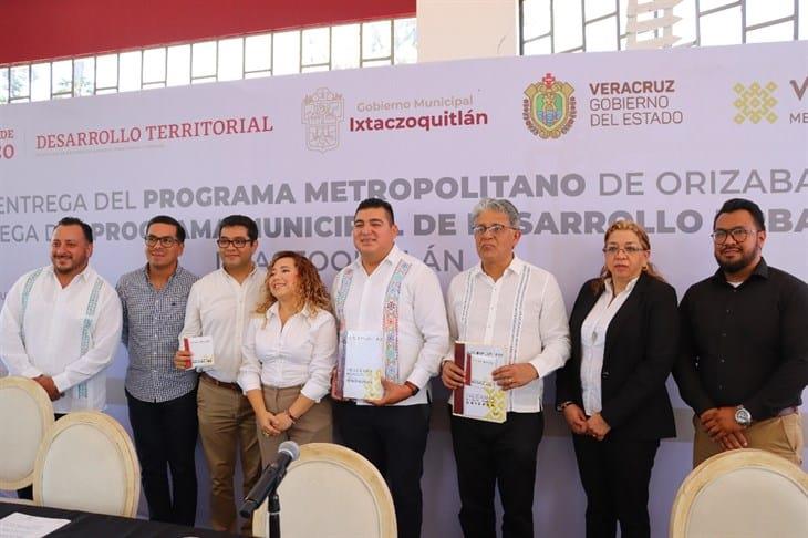 En Ixtaczoquitlán, entregan programas para impulsar el desarrollo urbano