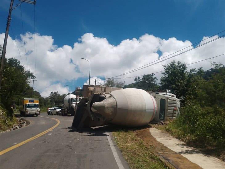 Revolvedora sale del camino y vuelca en la Carretera Federal Orizaba-Zongolica