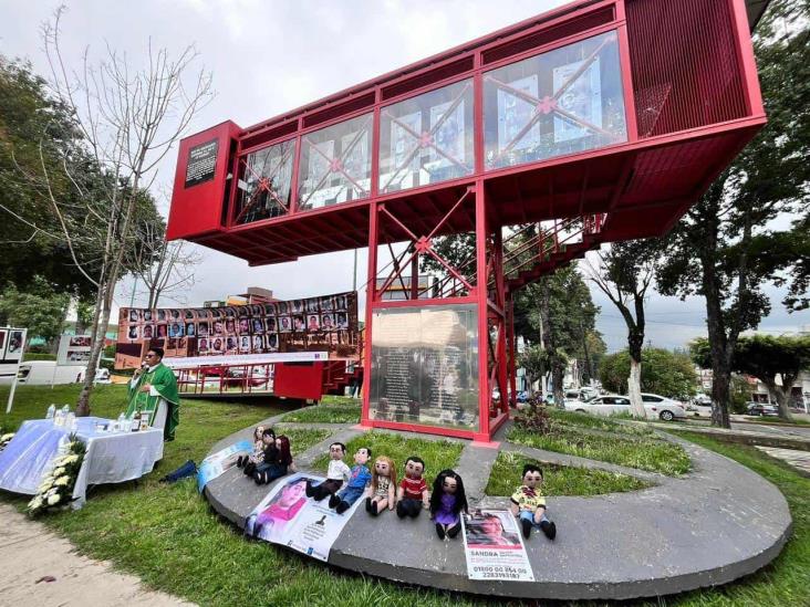 Junto a sus muñecos sanadores, familiares exigen justicia para desaparecidos en Xalapa