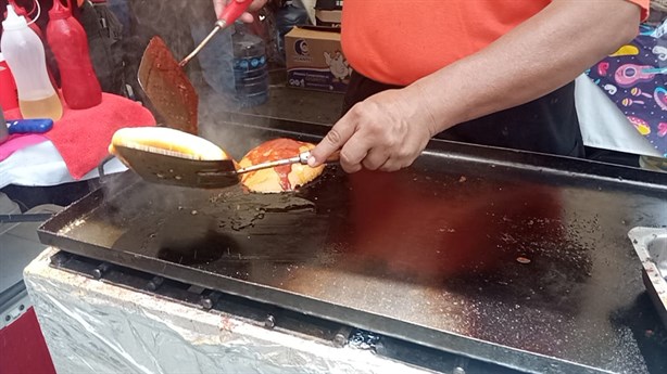 Con salsa de guajillo, pambazos chilangos llegan a Xalapa, ¡para chuparse los dedos! (+VIDEO)