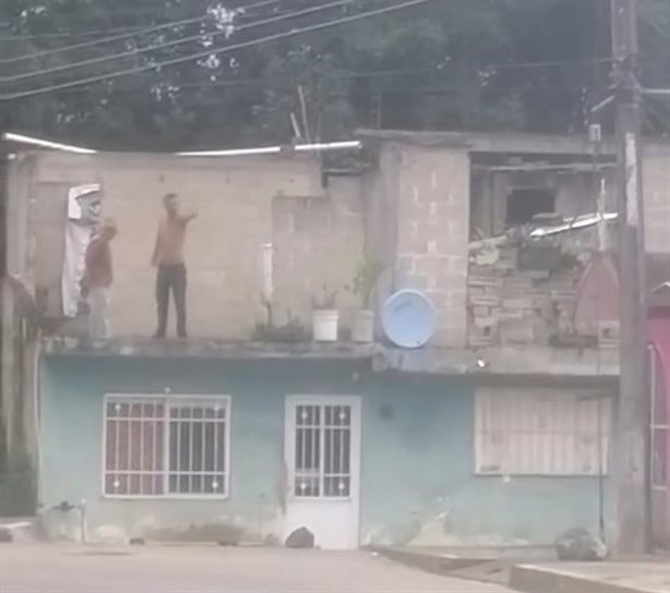 En Xalapa, sujeto agrede a vecinos bajo los efectos de alguna droga, ya no lo aguantan (+Video)