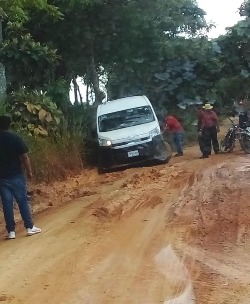 Caminos rurales de Minatitlán, dolor de cabeza de conductores