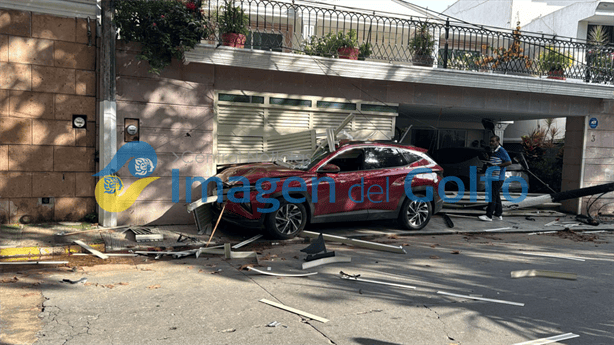 ¡Caos matutino! Camioneta choca contra un poste y portón de una casa en Las Animas, Xalapa