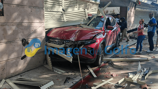 ¡Caos matutino! Camioneta choca contra un poste y portón de una casa en Las Animas, Xalapa