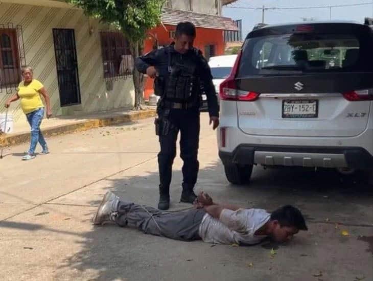 Ciudadanos golpean y entregan a la policía a individuo por agredir a una mujer