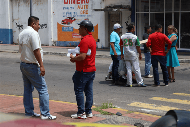 Accidente en el Barrio de La Huaca: motociclista impacta contra automóvil en cruce peligroso