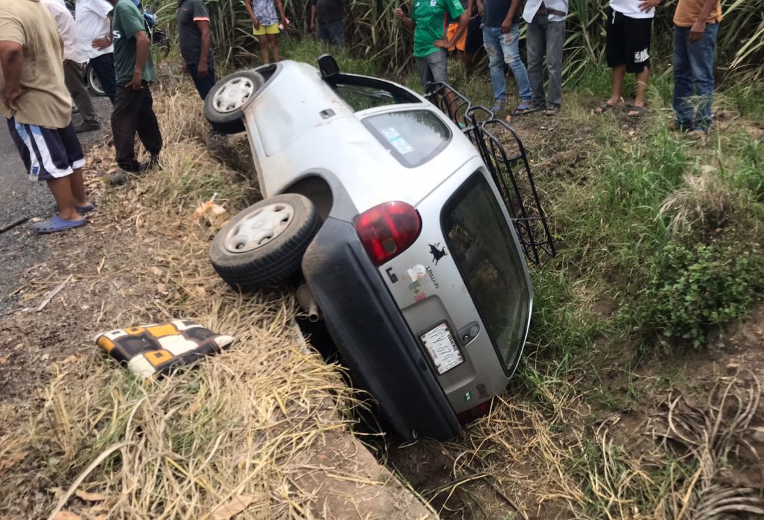 Lagartija provoca accidente vehicular en Paso de Ovejas; dos mujeres resultan lesionadas