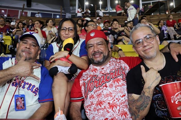 Niños, jóvenes y adultos aficionados siempre apoyando a El Glorioso, en el Beto Ávila