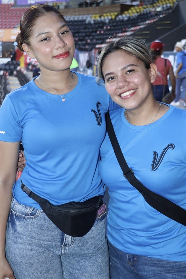 Niños, jóvenes y adultos aficionados siempre apoyando a El Glorioso, en el Beto Ávila