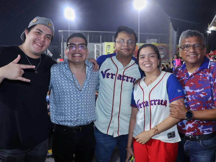 Niños, jóvenes y adultos aficionados siempre apoyando a El Glorioso, en el Beto Ávila