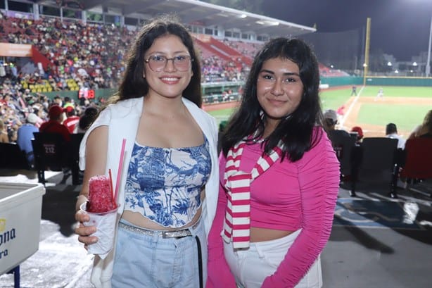 Niños, jóvenes y adultos aficionados siempre apoyando a El Glorioso, en el Beto Ávila