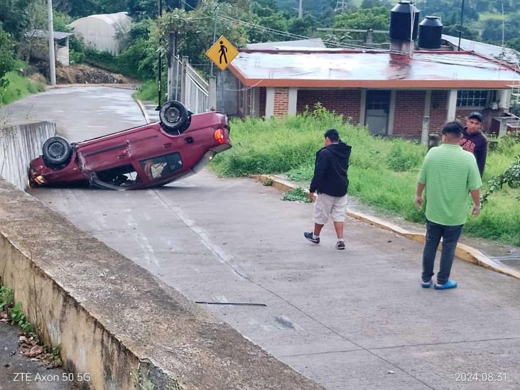 Se registra aparatosa volcadura en carretera Xalapa-Naolinco