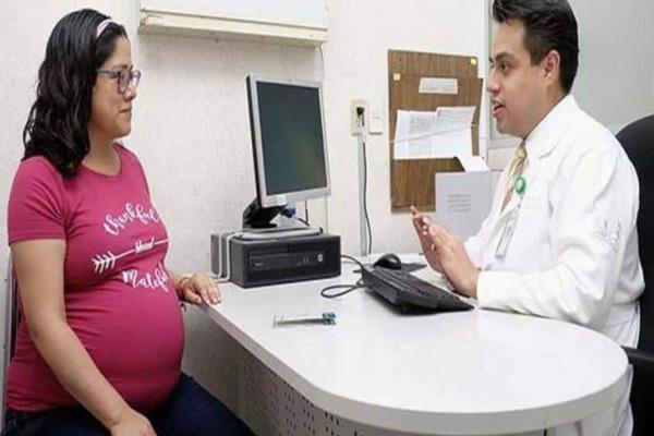 ¿Cuántas veces debe acudir a revisión con el médico una mujer embarazada?