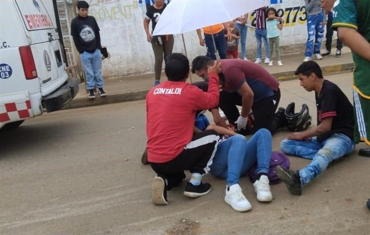 Jóvenes derrapan en moto y resultan lesionados en Xalapa