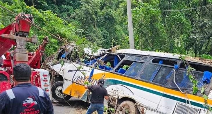 Recuperan autobús caído a barranco en carretera Fortín-Huatusco; dan de alta a lesionados