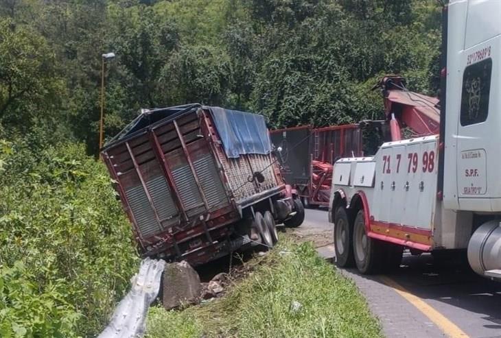 Tractocamión sale del camino y se accidenta en las Cumbres de Maltrata