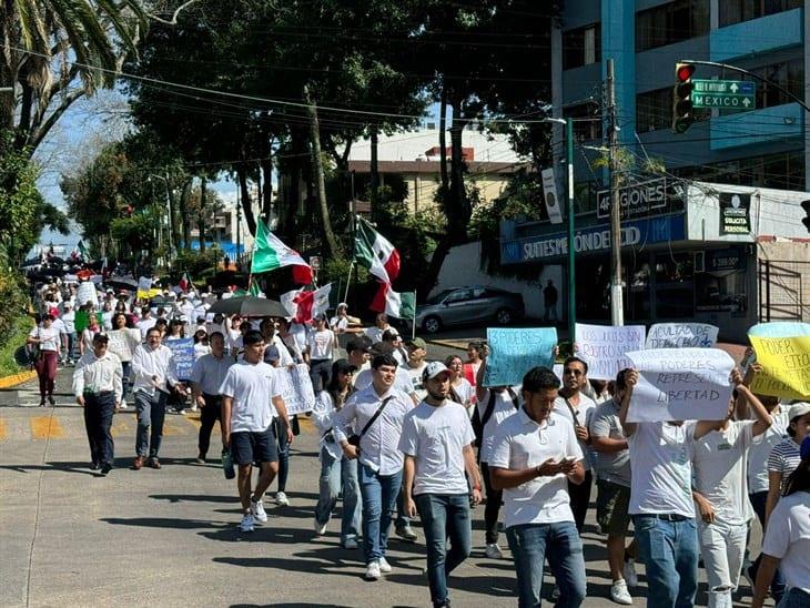 Jóvenes estudiantes y trabajadores marchan contra reforma al Poder Judicial en Xalapa