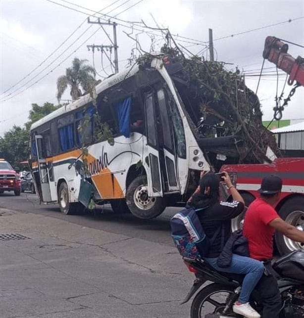 Recuperan autobús caído a barranco en carretera Fortín-Huatusco; dan de alta a lesionados