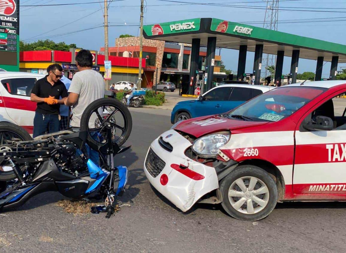 Taxista avienta a motociclista en pleno bulevar de Minatitlán l VIDEO