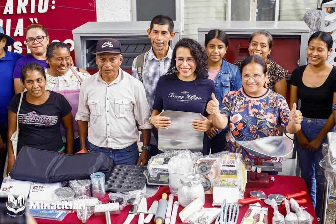 Minatitlán beneficia a 45 familias con entrega de proyectos de panadería y pizzería