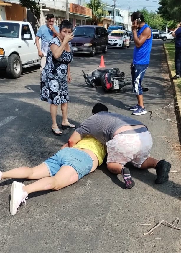 Pareja derrapa motocicleta en la zona norte de Veracruz