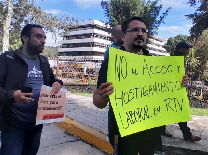 Trabajadores de RTV, se manifiestan en Xalapa: exigen renuncia del director Víctor Hugo Cisneros y subdirector Enrique Ávila