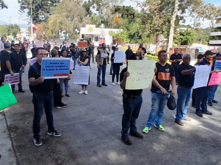 Trabajadores de RTV, se manifiestan en Xalapa: exigen renuncia del director Víctor Hugo Cisneros y subdirector Enrique Ávila