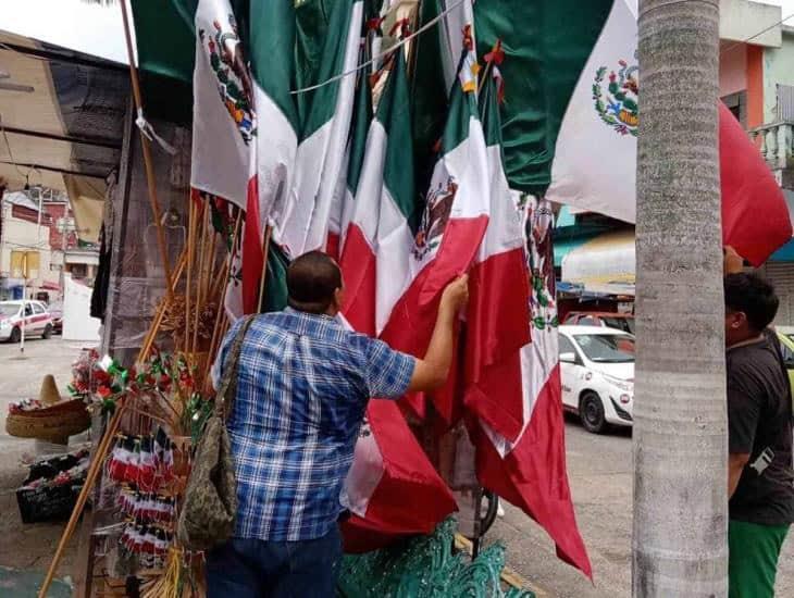 Inicia venta de artículos patrios en Minatitlán; piden consumir lo hecho en México