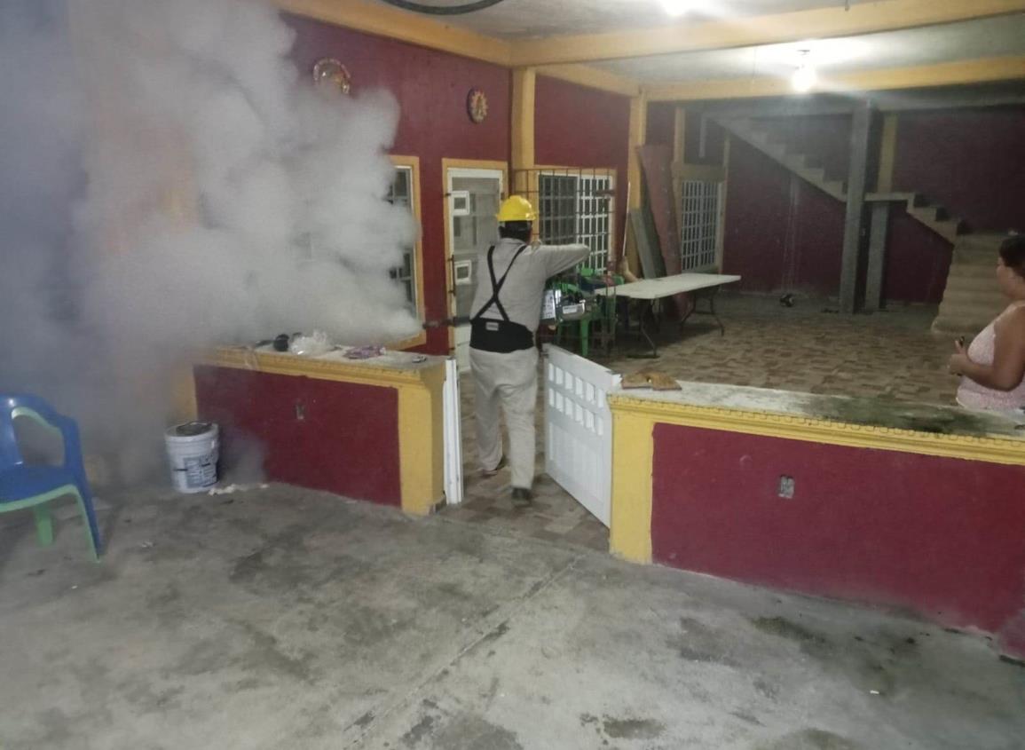 Intensifican labores contra el dengue; realizan fumigación y descacharrización en Moloacán