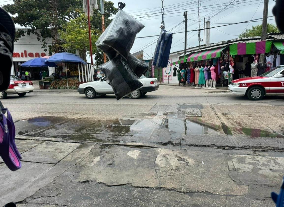 Aguas negras rodean al Mercado ‘Los Coquitos’ en Las Choapas