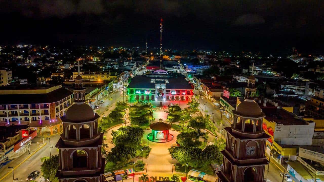 Colores patrios ya iluminan palacio y parque de Acayucan