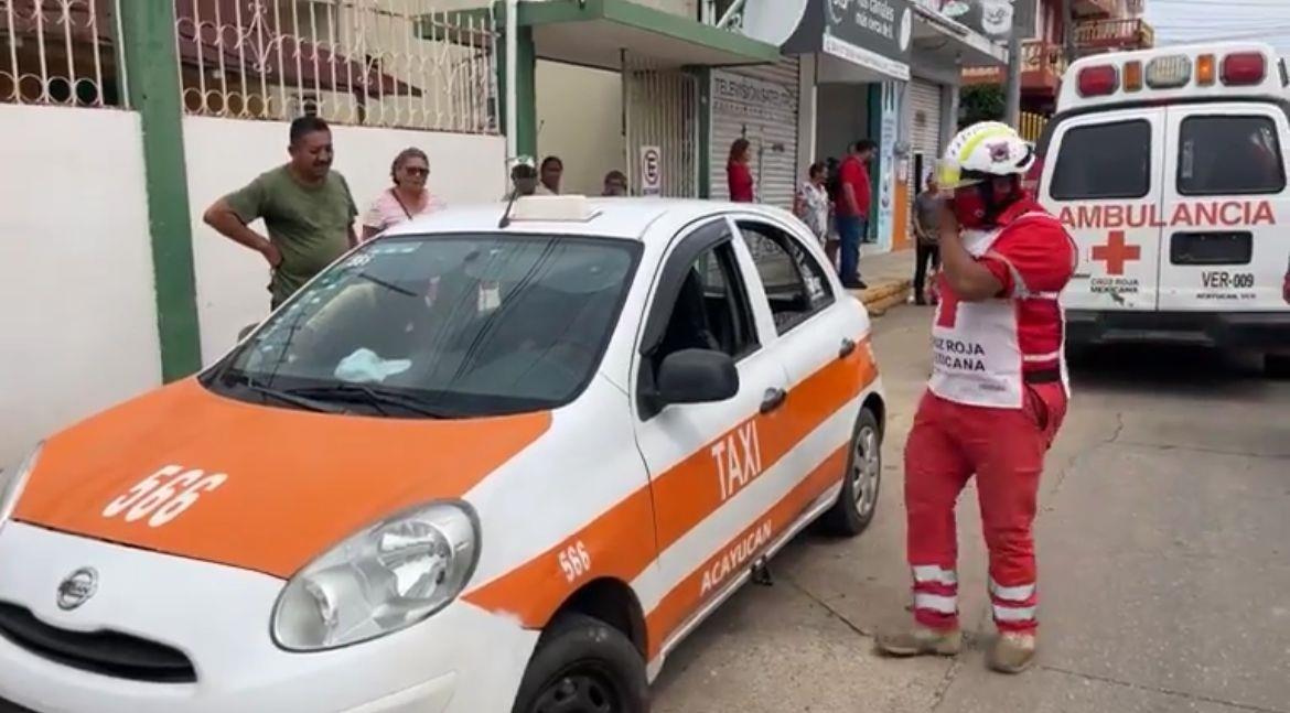 Conductor de taxi sufre infarto y arrolla a mujer en Acayucan