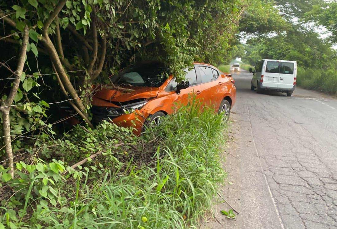 Abandonan entre la maleza automóvil accidentado en carretera a Dos Lomas, Veracruz