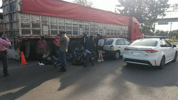 Tráiler casi arrolla a motociclistas tras choque en Banderilla