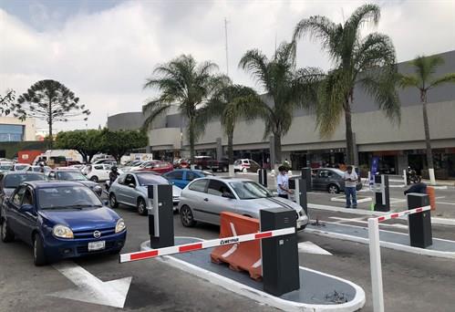 En plazas comerciales hay estacionamientos públicos