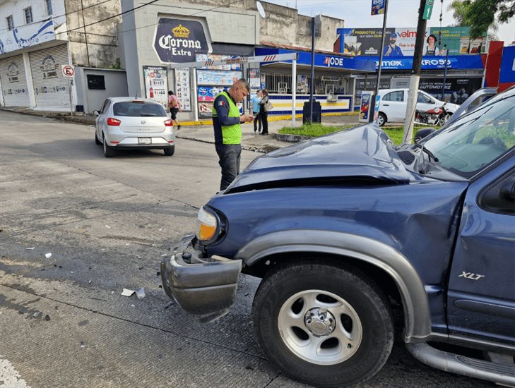 Camioneta y auto chocan en la avenida 11 de Córdoba