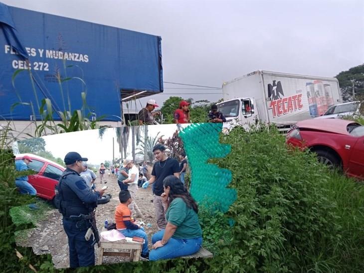 En Fortín, chocan auto y camioneta dejando un menor y una mujer lesionados