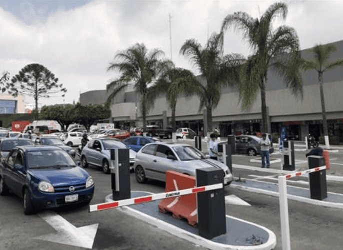 En plazas comerciales hay estacionamientos públicos