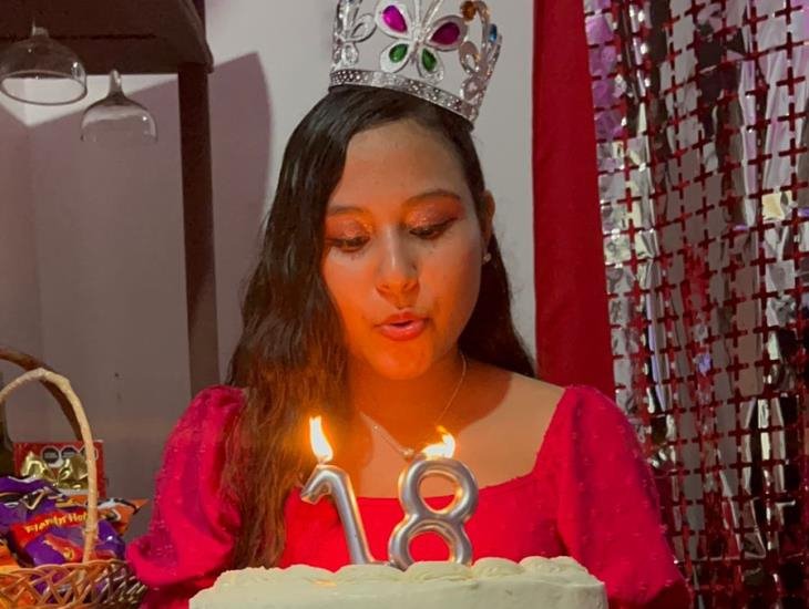 Katherine Stephanie Contreras Ovando celebra 18 años de edad al estilo mexicano