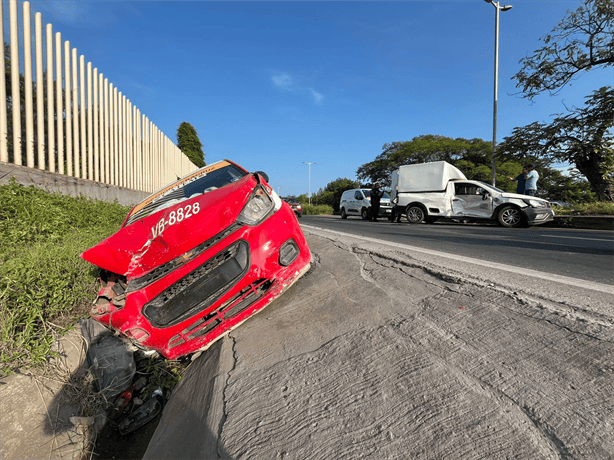 Aparatoso accidente en la carretera Veracruz-Xalapa deja cuatro lesionados | VIDEO