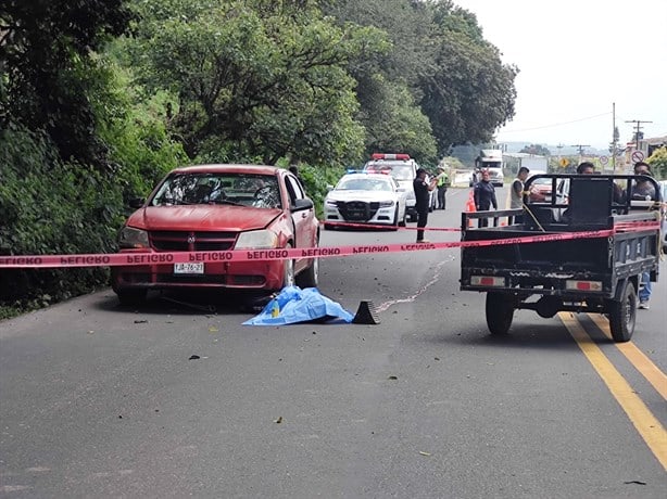 Muere motociclista al derrapar y chocar con auto en carretera Xalapa-Perote