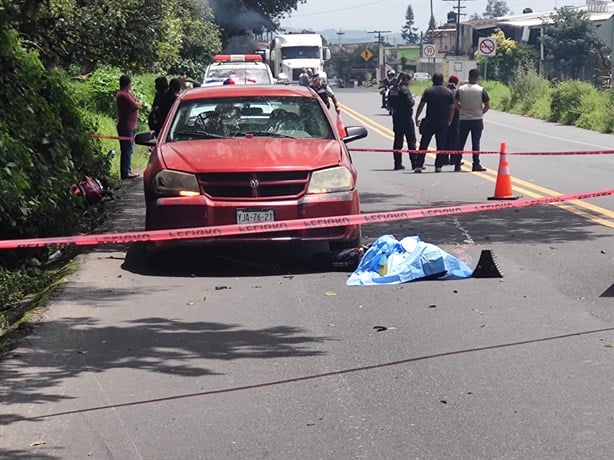 Muere motociclista al derrapar y chocar con auto en carretera Xalapa-Perote