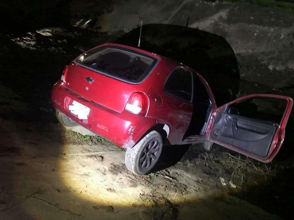 Vehículo termina en canal de aguas residuales en Lomas de Barrillas