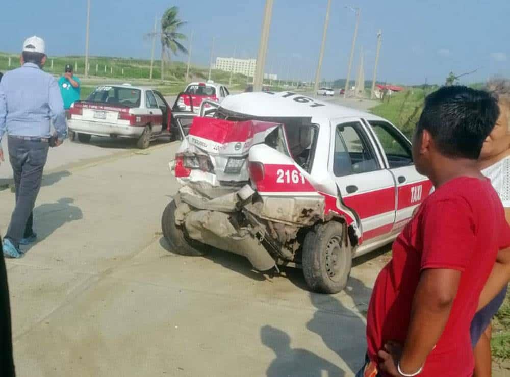 Destrozan taxi en Coatzacoalcos; conductor de camioneta se da a la fuga