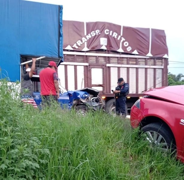 En Fortín, chocan auto y camioneta dejando un menor y una mujer lesionados