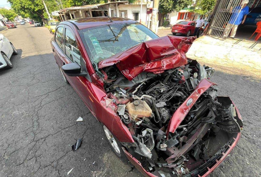 Auto se estrella contra camión urbano en la colonia 21 de Abril, en Veracruz | VIDEO